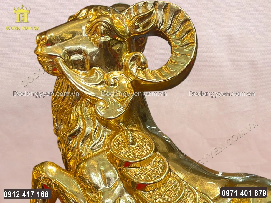 Đầu con d&ecirc; ngẩng cao, cặp sừng uốn cong mềm mại